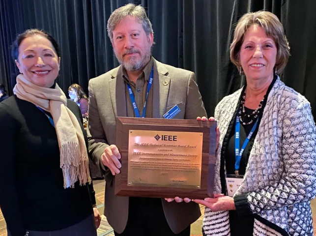 ohn Verboncoeur, president of the IEEE Technical Activities Board, presented the award to Dalma Novak [left] and Ruth Dyer at the February board meeting series. Novak is the chair of the IEEE TAB Committee on Diversity and Inclusion. Tom Compton